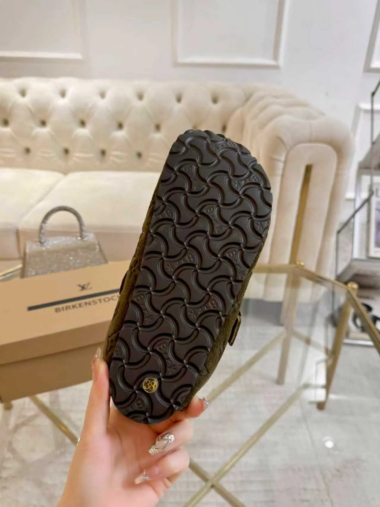 p600🐮🐮 LV wool slippers for couples｜Even the toes exude a sense of luxury ✨ For this pair of LV classic Birkenstock slippers, we have achieved the ultimate restoration of the "higher version", with the mark of luxury in every detail. 👫 ▫️ Original jacquard with delicate cowhide leather, retro texture is at your fingertips; ▫️ 100% pure wool lining, wearing barefoot is like stepping on clouds, skin-friendly, breathable and not sweaty; ▫️ Three-dimensional toe cap + non-slip rubber sole, safe and secure when walking in the wind. The belt buckle and presbyopia elements are embellished, revealing the aura of a big-name brand in a low-key manner. Whether it is on a date or out on the street, every step is like walking in the middle of a show. Pair it with jeans for a lazy and casual look; with a coat and skirt, it will look elegant. With one pair of shoes, you can easily switch between multiple styles, and you never have to be deliberate about the sense of luxury. #LVcouples #high-endwear #lightluxurylife #quality recommendation Fabric: classic presbyopia/imported sheepskin/classic jacquard fabric Lining: imported wool lining Sole: original rubber sole Size: Female 35-41 Male 38-46
